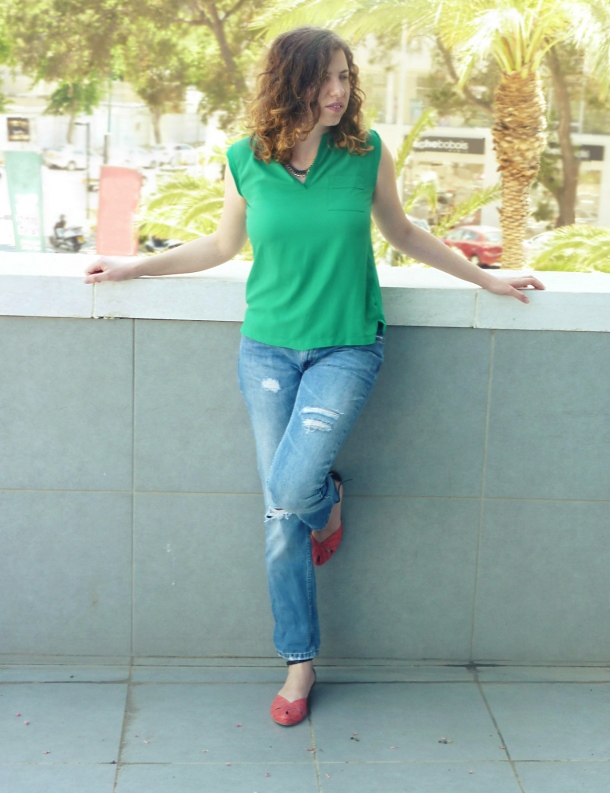 I'm wearing pull&bear boyfriend jeans, mango green top and myka red and black kay sandals
